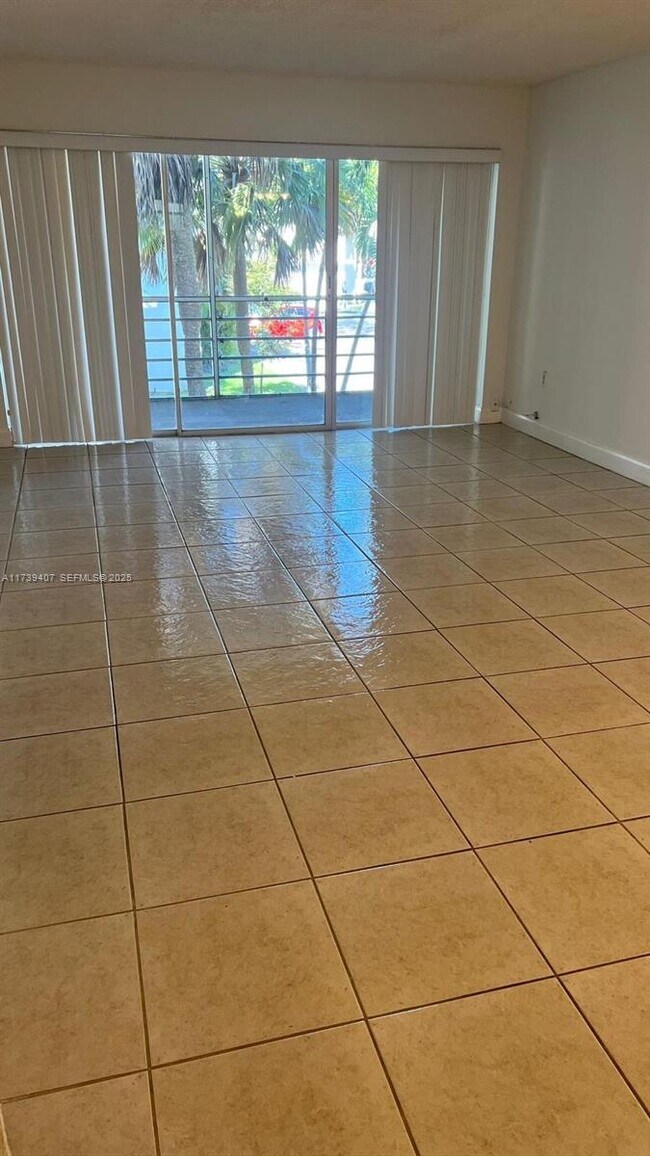 4205 N University Dr in Sunrise, FL - Building Photo - Building Photo