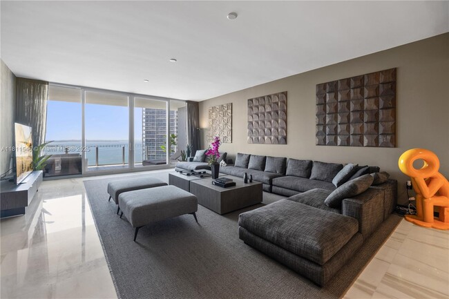 300 Biscayne Blvd Way in Miami, FL - Building Photo - Building Photo