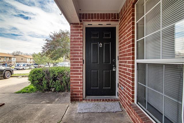 615 Race St in Crowley, TX - Building Photo