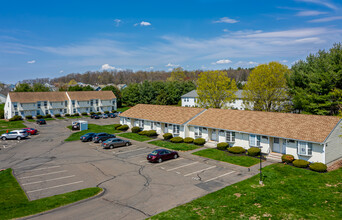 Cornfield Apartments in Ellington, CT - Foto de edificio - Building Photo