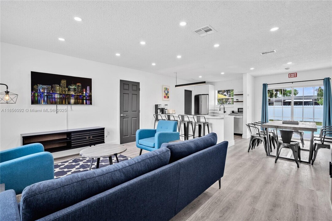 7471 Hope St in Hollywood, FL - Building Photo