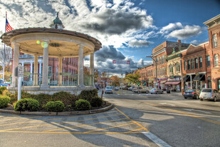 33 Kingston Rd, Unit 2 in Exeter, NH - Foto de edificio - Building Photo