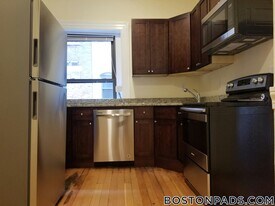 1463 Beacon St, Unit 22 in Brookline, MA - Building Photo
