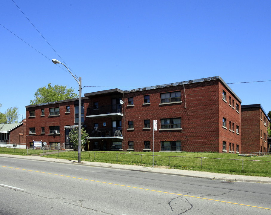 1075 Victoria Park Ave in Toronto, ON - Building Photo