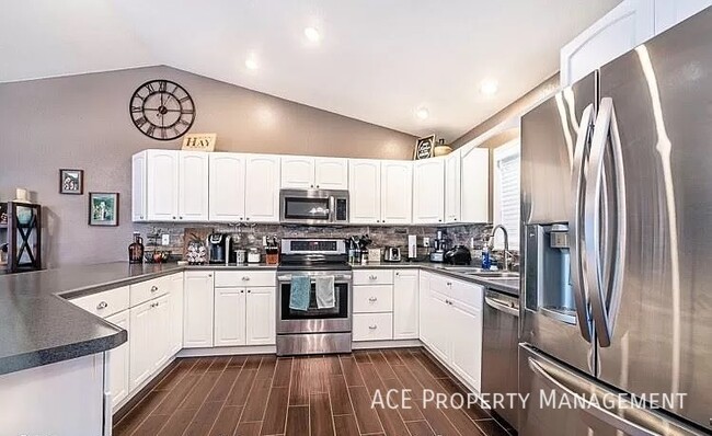 112 Viking Dr