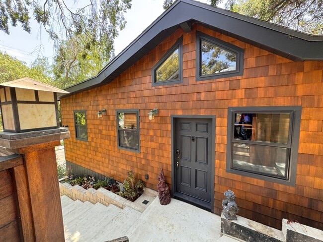 2111 Hyperion Ave in Los Angeles, CA - Foto de edificio - Building Photo