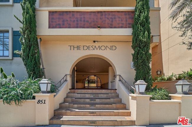 property at 851 N San Vicente Blvd