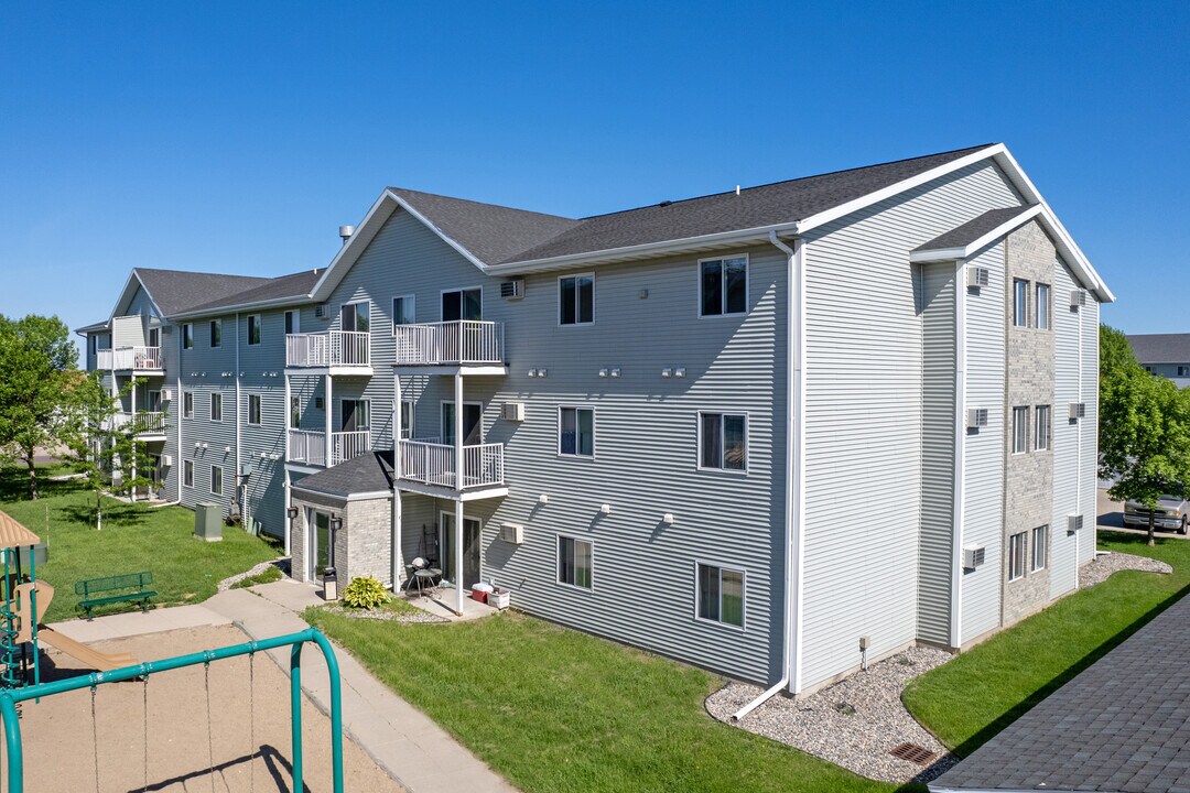 Greenbrier Apartments in Fargo, ND - Foto de edificio