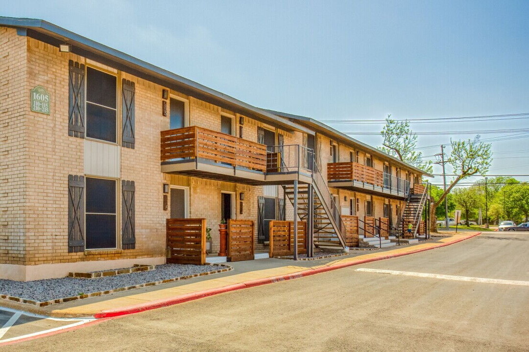 Woodwind Apartments in Arlington, TX - Building Photo