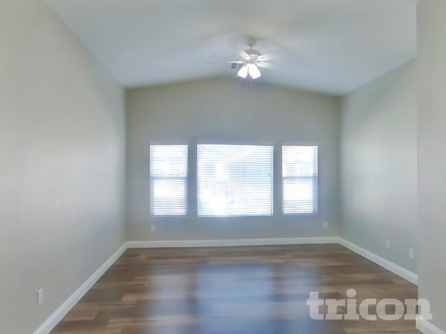 8803 Tomnitz Ave in Las Vegas, NV - Building Photo - Building Photo