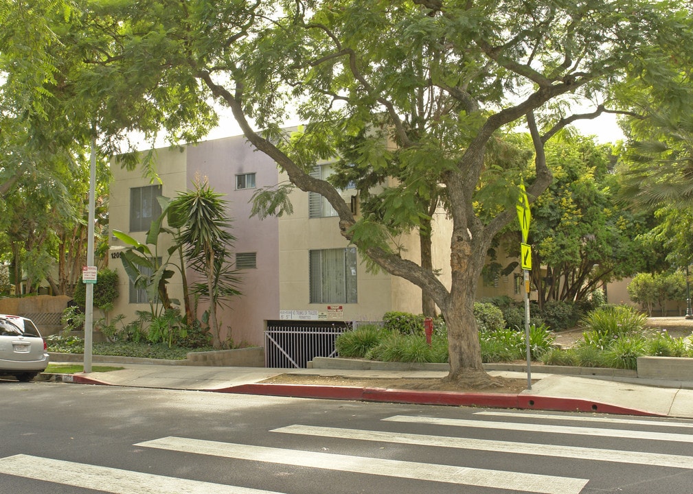 1205 N Fuller Ave in Los Angeles, CA - Building Photo