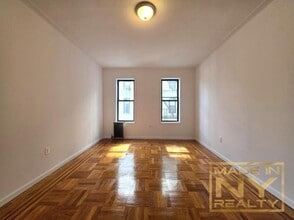 43-30 46th St in Queens, NY - Foto de edificio - Building Photo