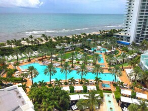 4441 Collins Ave in Miami Beach, FL - Foto de edificio - Building Photo