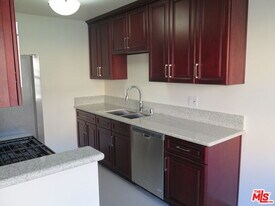 833 N Kingsley Dr in Los Angeles, CA - Building Photo