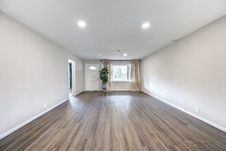 6026 Clarewood Dr in Houston, TX - Building Photo - Building Photo