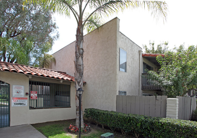 SPRING VALLEY APARTMENTS in Spring Valley, CA - Foto de edificio - Building Photo