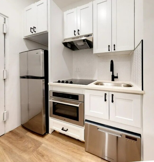 Broadway, Unit 4F in New York, NY - Building Photo - Building Photo