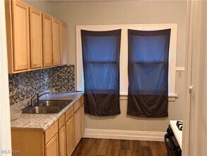 922 Helmsdale Rd in Cleveland Heights, OH - Foto de edificio - Building Photo