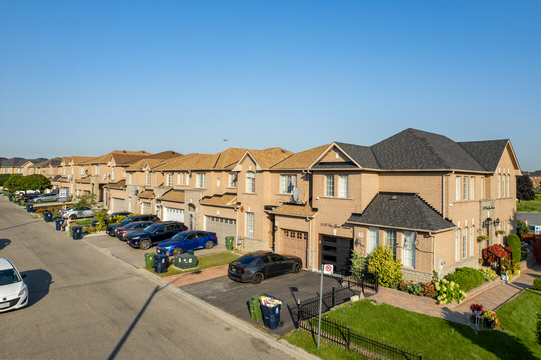 35 View Green Cres in Toronto, ON - Building Photo