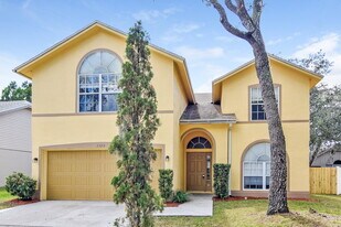 2325 Kenwick Dr in Valrico, FL - Building Photo