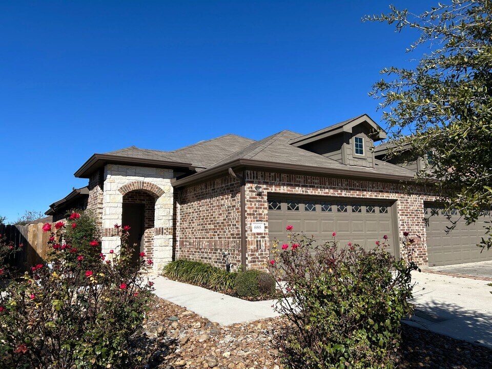 688 Creekside Cir in New Braunfels, TX - Building Photo