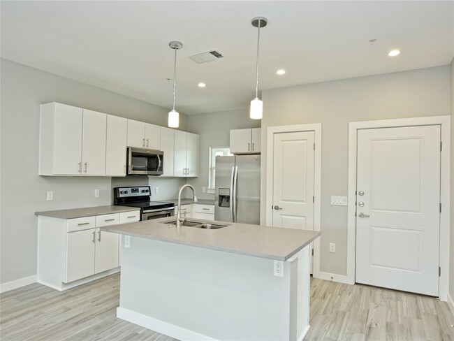 102 Blue Ridge Trail in West Lake Hills, TX - Foto de edificio - Building Photo