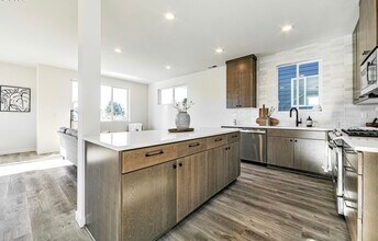 5506 NE 55th Ave, Unit Unit A in Portland, OR - Building Photo - Building Photo