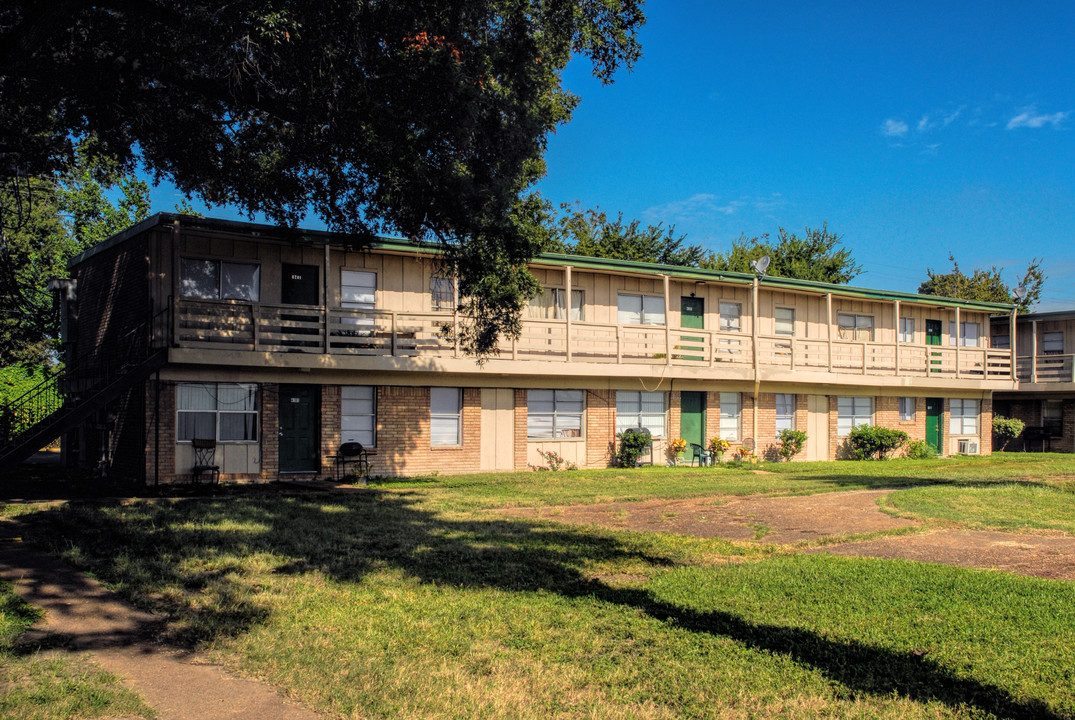 Nine Oaks in Houston, TX - Building Photo