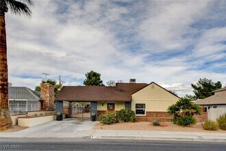 1017 E Oakey Blvd, Unit 30F in Las Vegas, NV - Building Photo - Building Photo