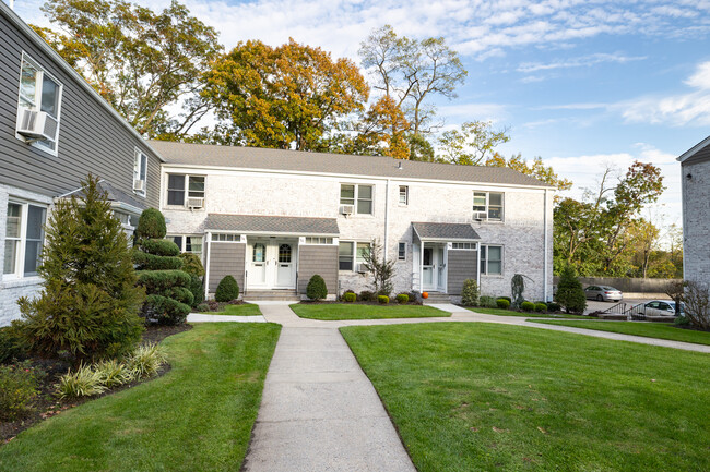 Trousdell Village in Glen Cove, NY - Foto de edificio - Building Photo