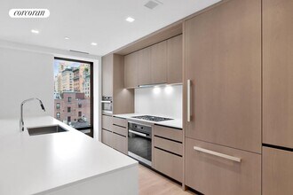 200 E 21st St in New York, NY - Building Photo - Building Photo