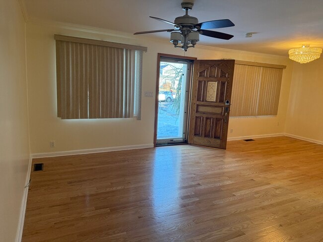 284 Semton Blvd, Unit Main level