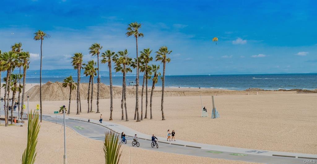11 Marine Terrace in Santa Monica, CA - Building Photo