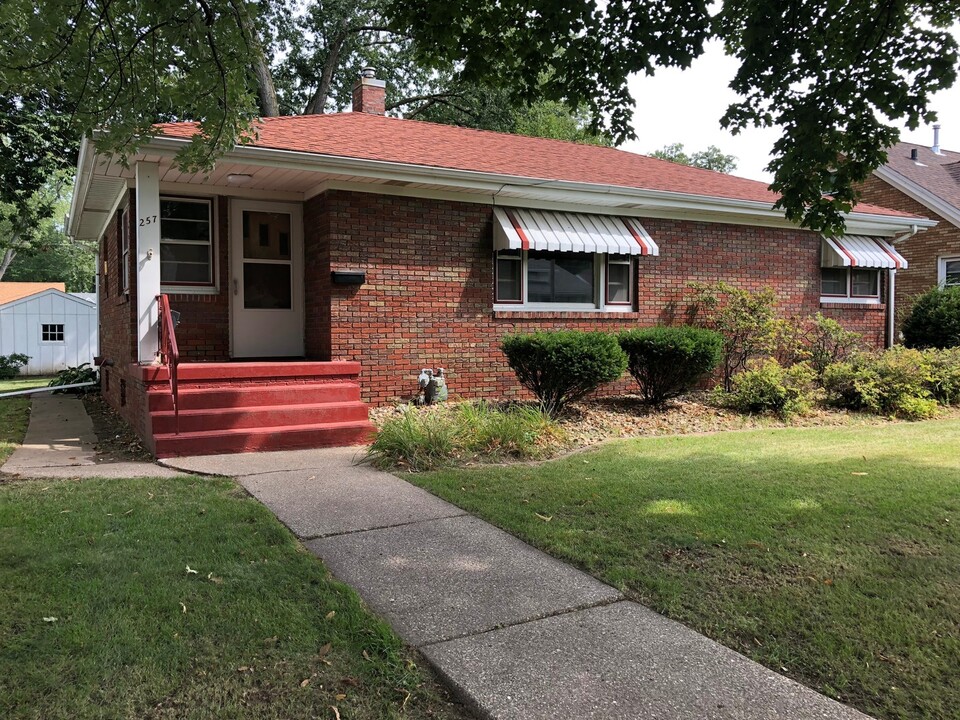 257 6th St in Silvis, IL - Building Photo