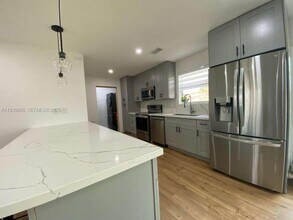 6829 NW 12th St in Plantation, FL - Building Photo - Building Photo