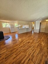 1946 Marsh Ln in Medford, OR - Building Photo - Building Photo