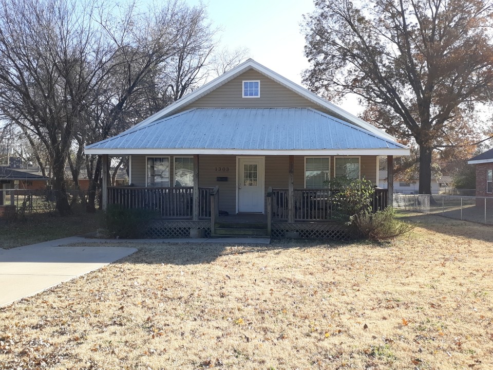 1303 W 10th Ave in Stillwater, OK - Building Photo