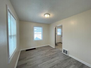 130 E 15th Ave-Unit -130 E 15th in Hutchinson, KS - Building Photo - Building Photo