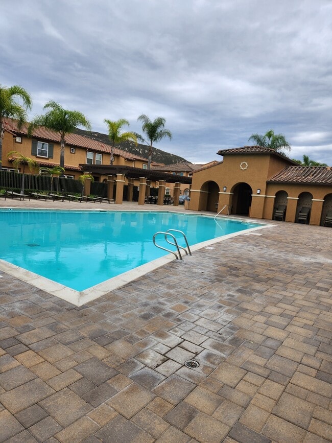 17023 Calle Trevino in San Diego, CA - Foto de edificio - Building Photo