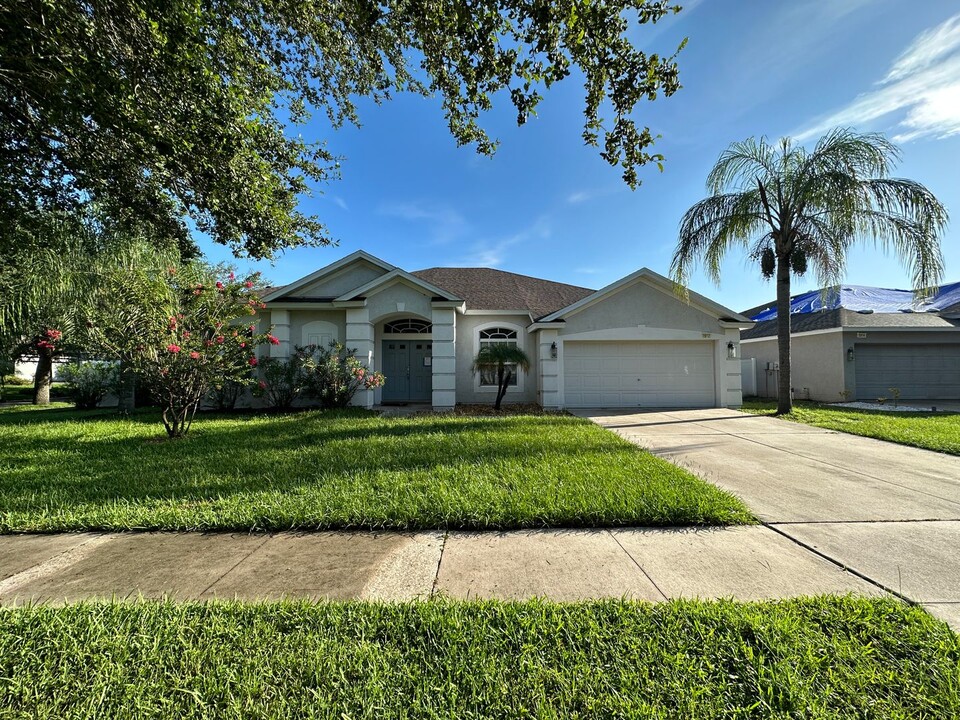 2012 Heartland Cir in Valrico, FL - Foto de edificio