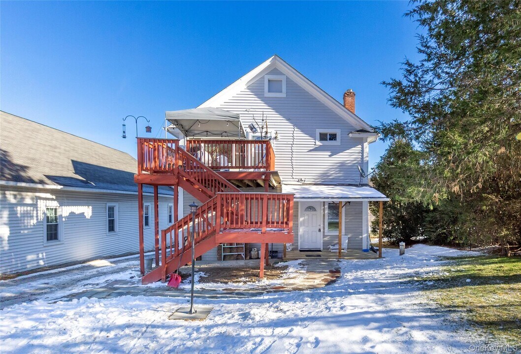 33 Holmes Rd in Holmes, NY - Building Photo