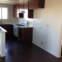 13809 Hawthorne Way, Unit Upper in Hawthorne, CA - Foto de edificio - Building Photo