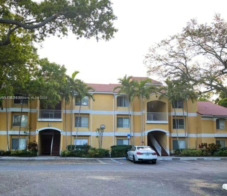 2485 NW 33rd St in Oakland Park, FL - Foto de edificio