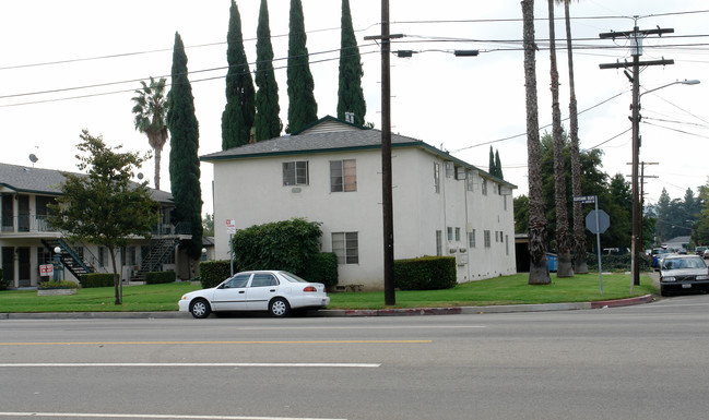 13960 Burbank Blvd in Van Nuys, CA - Building Photo - Building Photo