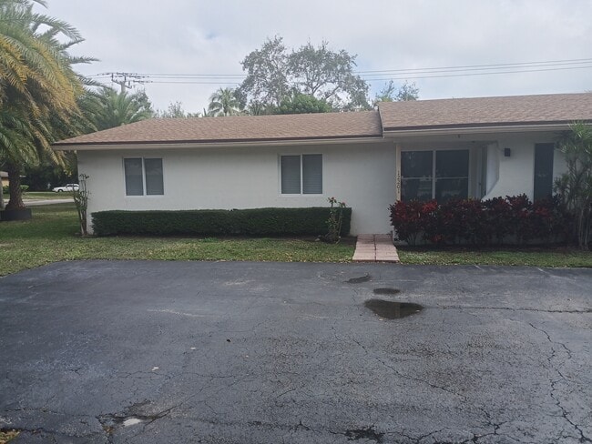 12201 SW 82nd Ave in Pinecrest, FL - Foto de edificio - Building Photo