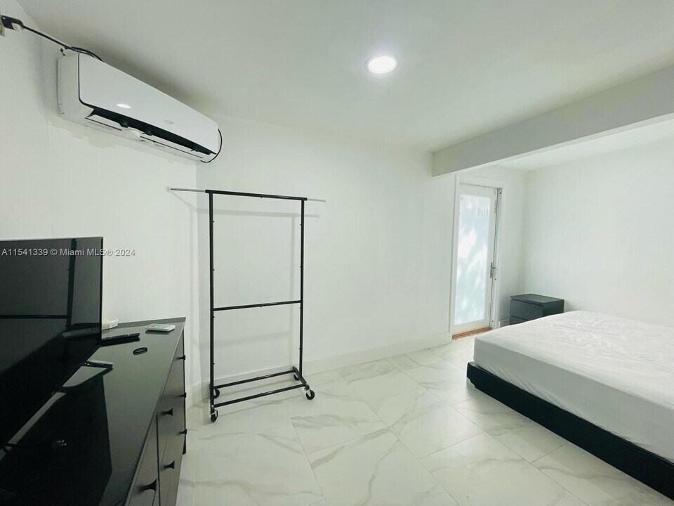 2320 SW 44th St, Unit A in Fort Lauderdale, FL - Building Photo