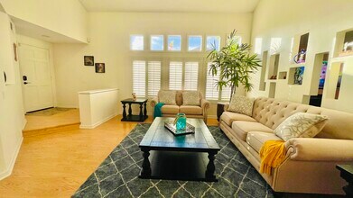 2501 Avenita Alpera in Tustin, CA - Building Photo - Building Photo