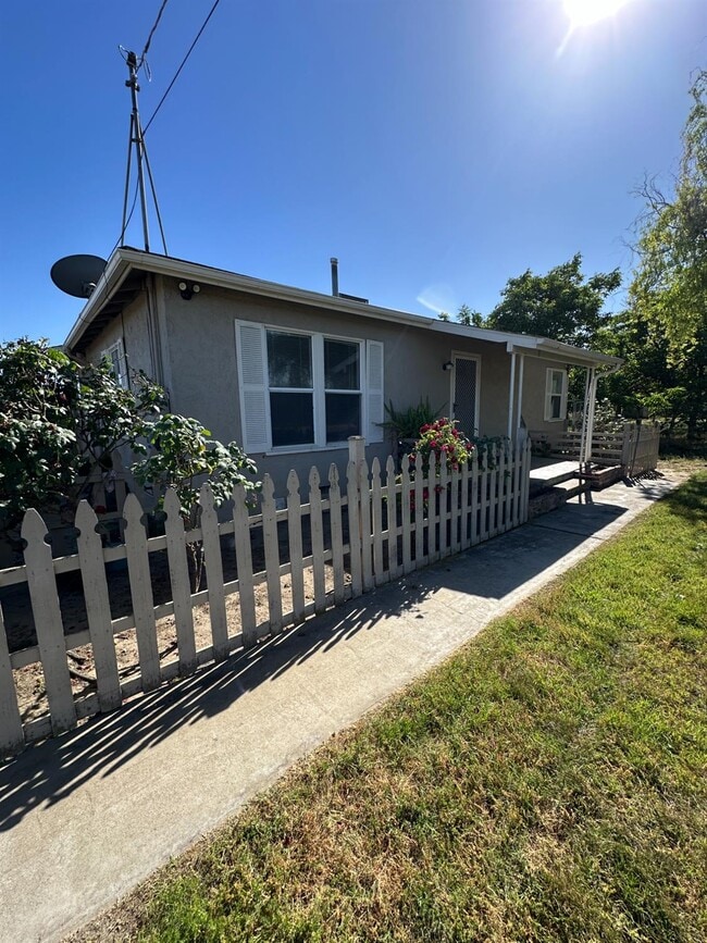 3083 E Rose Ave in Fresno, CA - Building Photo - Building Photo