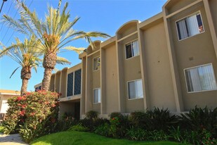 800 Meyer Ln in Redondo Beach, CA - Building Photo