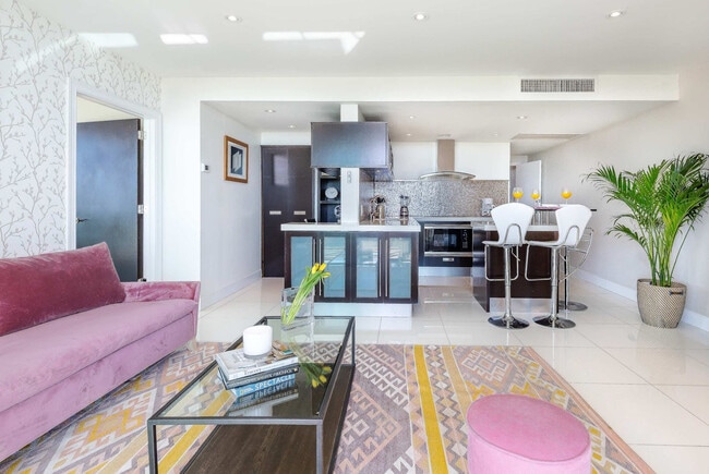 2889 McFarlane Rd in Miami, FL - Building Photo - Building Photo